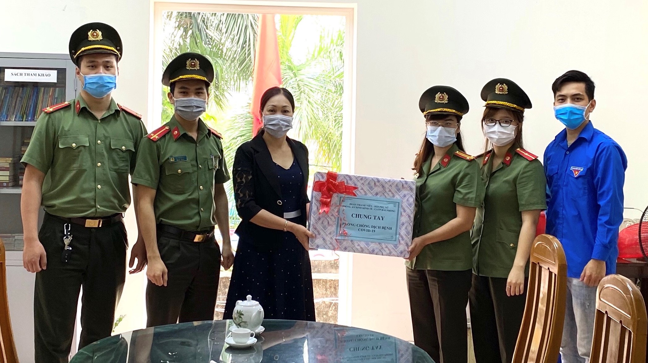 Đoàn thanh niên và Hội Phụ nữ Phòng An ninh kinh tế: Trao 100 tấm chắn giọt bắn tặng phường Hàng Kênh và Dư Hàng Kênh